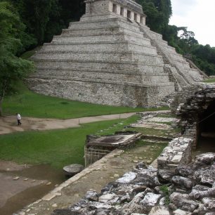 Chrám nápisů je jednou z ikon Palenque, Mexiko