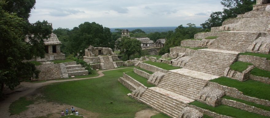 Z mnoha míst areálu se otevírají krásné pohledy na mayské pyramidy, chce to jen pečlivě hledat. 
