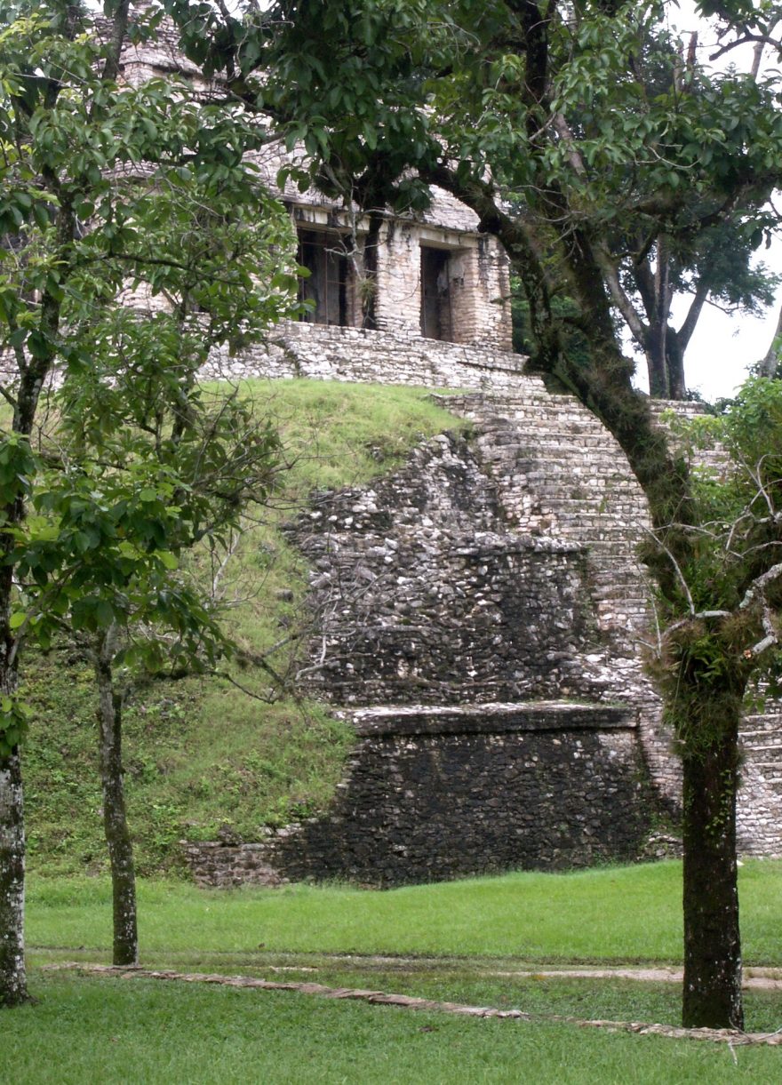 I přes stále přibývající zákazy, je možné si sáhnout přímo na stavby a přeneseně tak i na historii samotnou, Mexiko