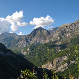 Nepojmenované dvoutisícové vrcholy, oddělující Currajské údolí od Valbony. 