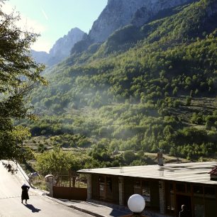 Nová silnice vedoucí do Thethu vás o majestátní výhledy rozhodně neochudí. 