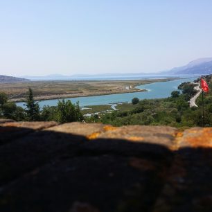 Okolní krajina z věže hradu v Butrintu.