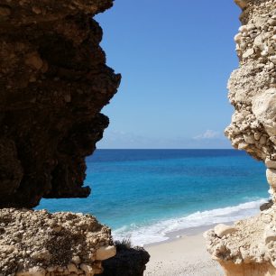 Okraj pláže v Dhërmi směrem na sever. 