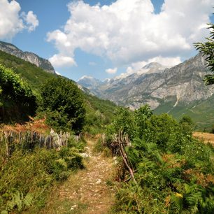 Stezky protínající venkov albánských hor - Curraj i Epërm.