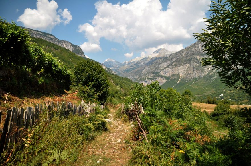 Stezky protínající venkov albánských hor - Curraj i Epërm.