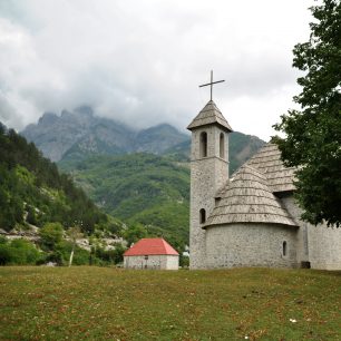 Znovuvybudovaný katolický kostel v Thethu. 