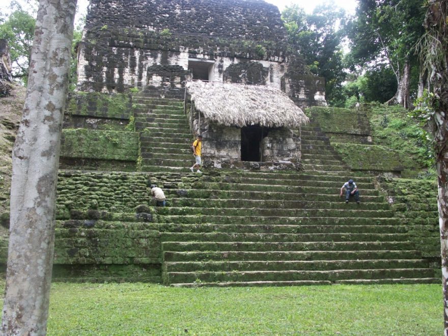 V Tikalu je možné navštívit mnoho chrámů a doslova si na ně šáhnout. 