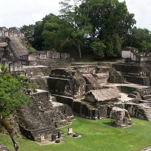 „Náměstí“ v Tikalu nabízí krásný výhled na kolem stojící chrámy a velké množství stél rozestavěných po jeho obvodu. 