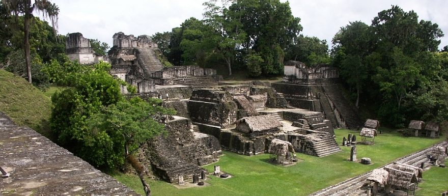 „Náměstí“ v Tikalu nabízí krásný výhled na kolem stojící chrámy a velké množství stél rozestavěných po jeho obvodu. 