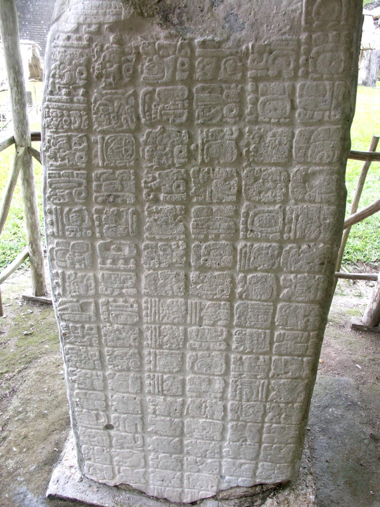 Ze starobylých stél je možné vyčíst příběhy dávných panovníků i časů. 