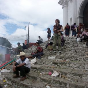Na schodišti kostela v Chichicastenangu může poutník narazit na věřící, „svaté“ muže, ale i prodavače a trhovce.  