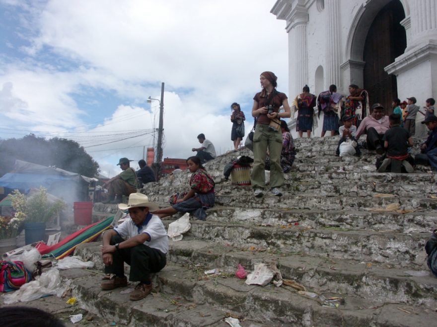 Na schodišti kostela v Chichicastenangu může poutník narazit na věřící, „svaté“ muže, ale i prodavače a trhovce.  