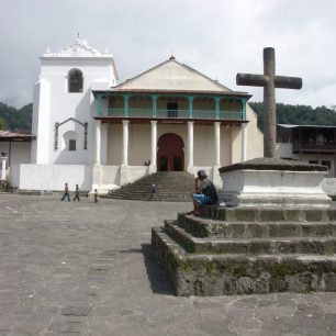 V Guatemale je kostel snad na každém rohu, ale nečekejte žádné chladné stavby, spíše se jedná o živá místa, kde se setkává místní komunita.  