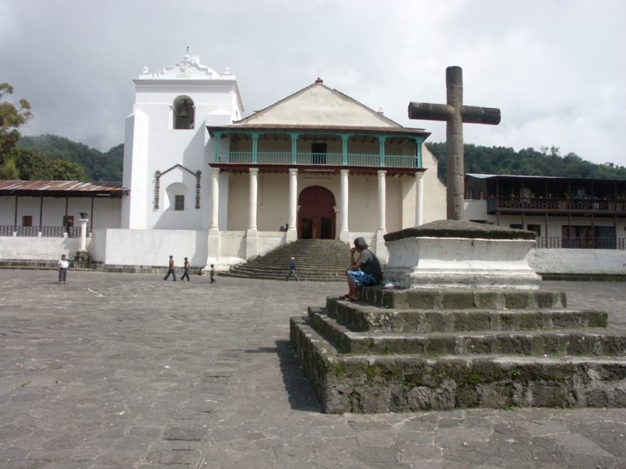 V Guatemale je kostel snad na každém rohu, ale nečekejte žádné chladné stavby, spíše se jedná o živá místa, kde se setkává místní komunita.  
