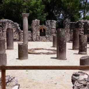 Ruiny baptisteria z byzantské éry, které je součástí komplexu Butrint. Severní pláž v Dhërmi. 