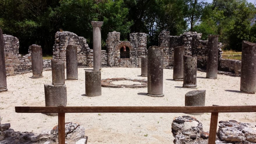 Ruiny baptisteria z byzantské éry, které je součástí komplexu Butrint. Severní pláž v Dhërmi. 