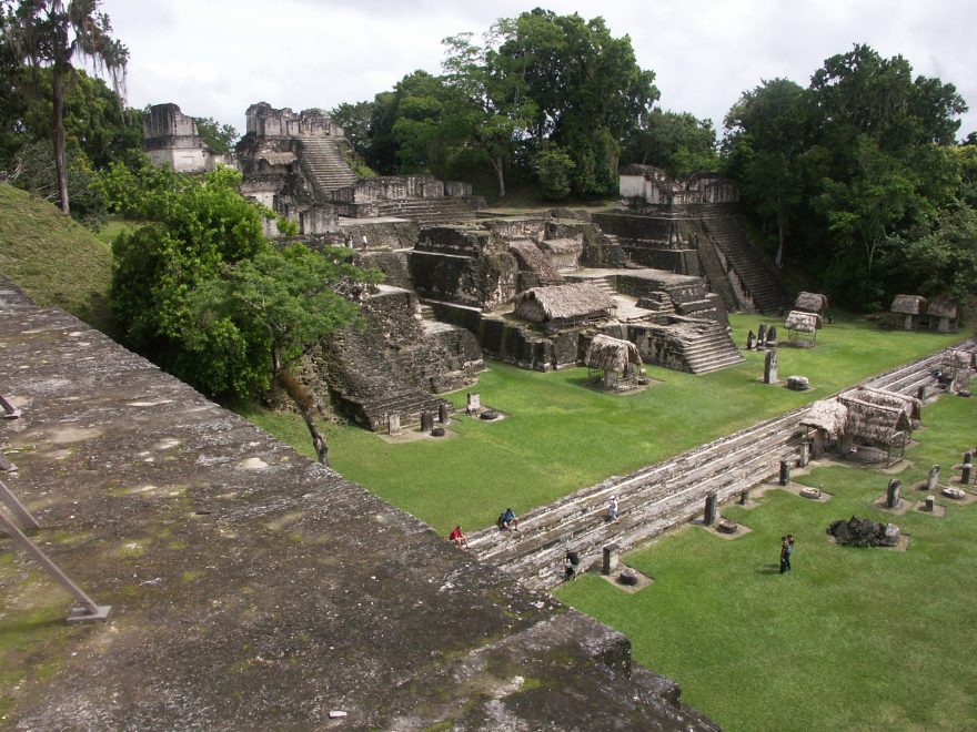 „Náměstí“ v Tikalu nabízí krásný výhled na kolem stojící chrámy a velké množství stél rozestavěných po jeho obvodu. 