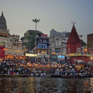 Každovečerní oslavy řeky Gangy