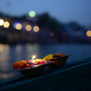 Plouvocí květ je typickým symbolem obětiny pro svatou řeku Gangu