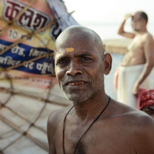 Indický poutník po ranní koupeli v posvátné řece Ganze