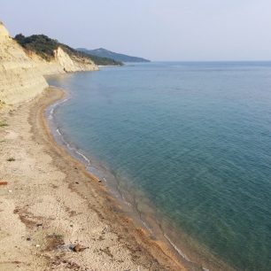 Pláž na méně přístupné straně mysu, Kepi i Rodonit