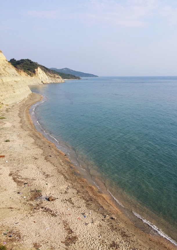 Pláž na méně přístupné straně mysu, Kepi i Rodonit