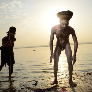 Sádhuové se po koupeli chystají na rituální cvičení jógy