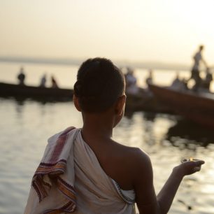 Pro Váránasí je typické velké množtví malých studentu brahmánství