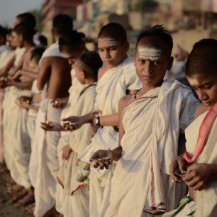Pro Váránasí je typické velké množtví malých studentu brahmánství