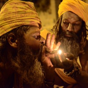 Nedílnou součástí života svatých mužů kouření marihuany a hašise