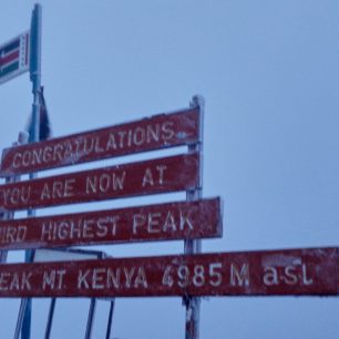 Vrchol Mount Keňa ve zhoršených podmínkách