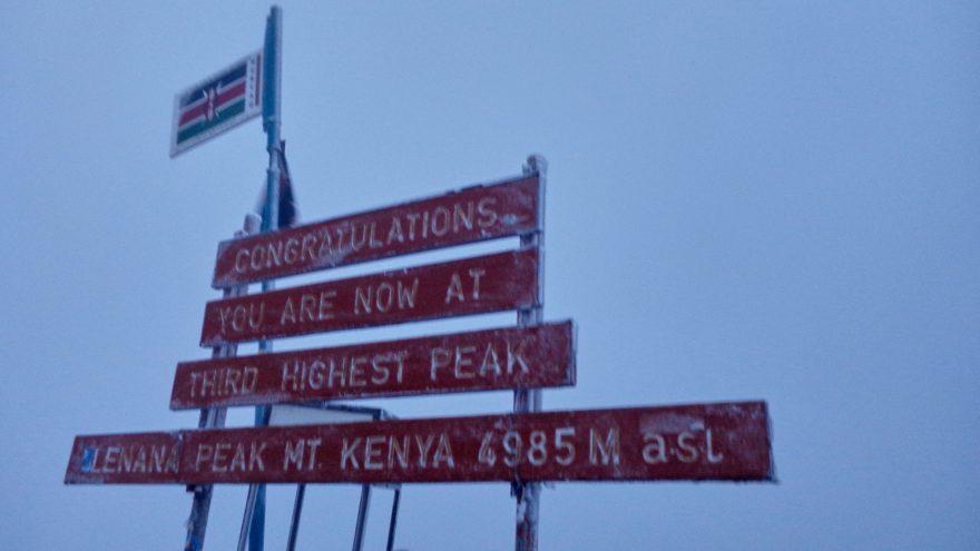 Vrchol Mount Keňa ve zhoršených podmínkách