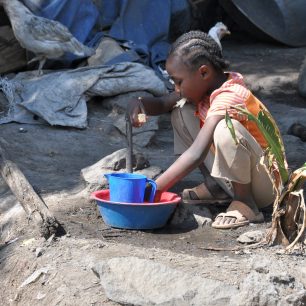 Dítě provádějící očistu, Keňa