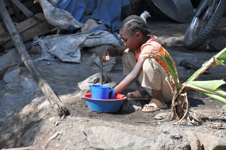 Dítě provádějící očistu, Keňa