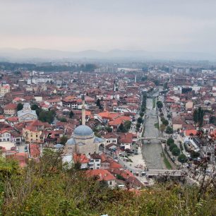 Pohled na město Prizren z pozůstatků starých hradeb
