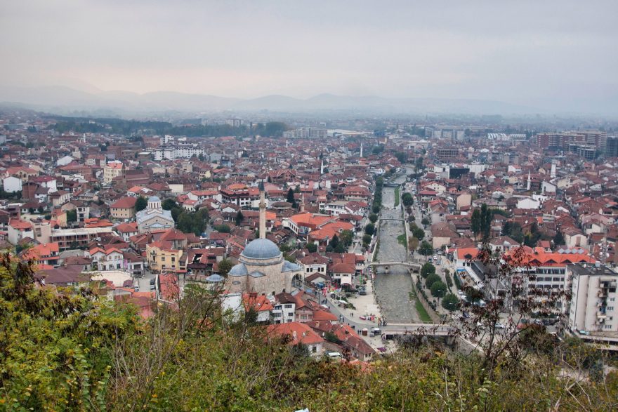 Pohled na město Prizren z pozůstatků starých hradeb