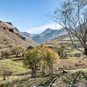 Krajina na jihu země je hornatá a příroda neponičená