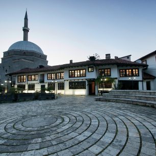 Historické albánské sídlo prozatimní moci a dodržování práv v centru Prizreni, nyní muzeum