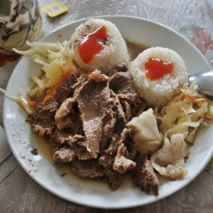Tradiční mongolské jídlo - hromada masa