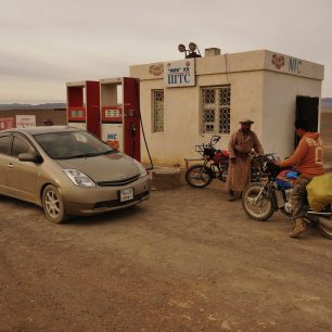 Benzínka uprostřed pouště Gobi