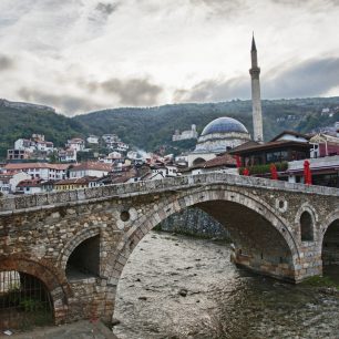 Původní kamenný most v historickém centru města Prizren