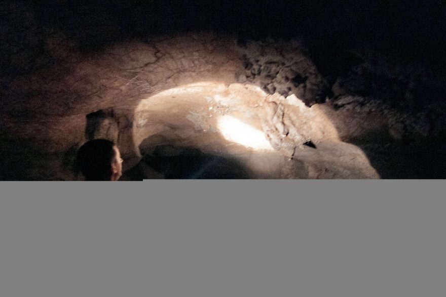 Řada místních jeskyní je přístupná zatím pouze naboso při brodění studenou vodou