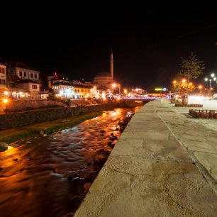 Promenáda kolem řeky ve městě Prizren