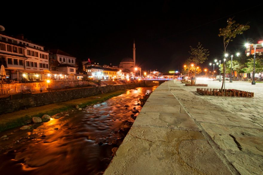 Promenáda kolem řeky ve městě Prizren