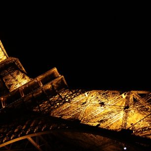 Eiffelovka v noci svítí, bliká a prohýbá se pod davy turistů