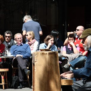 Káva, piano, šansony... pohodová atmosféra pařížských ulic