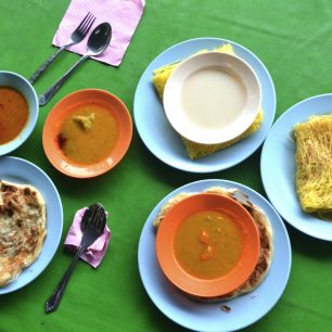 Snídaně pro dva v Malajsii. Vpravo je Roti Jala.