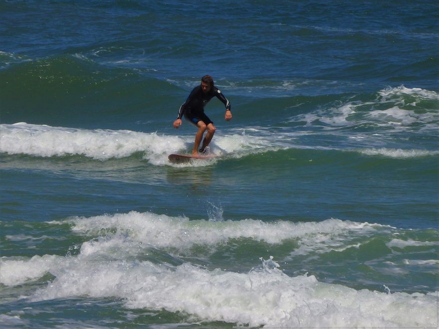 Surfař na utajené pláži