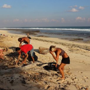 Úklid pláže, Bali