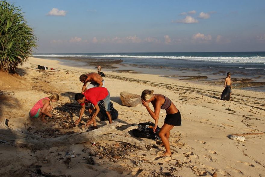 Úklid pláže, Bali